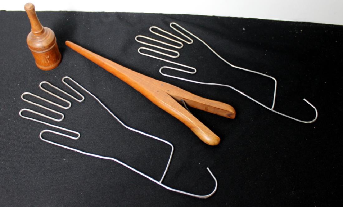 Glove Stretcher, Wood finger stretcher, Powder: Glove Stretcher, Wood finger stretcher, Powder