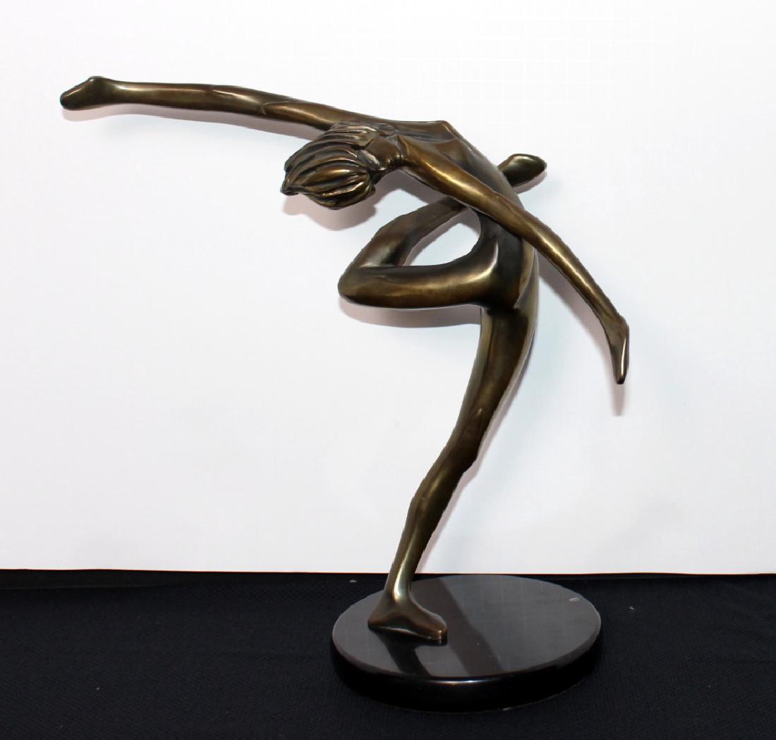 Artist: Bennett, Tom, (Am., 20th C.): Standing Female Nude, Bronze, Approx. 13 H in., signed and numbered 59/250, dated '81, affixed to polished marble patina. Very good condition