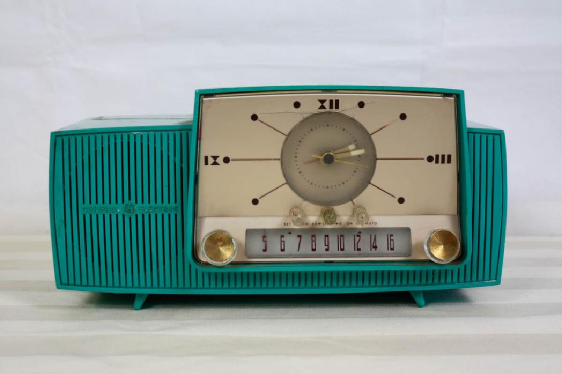 General Electric Mid Century Clock Radio: AM only. 6.5 H x 12.5 W x 6 D inches. Working condition. Worn condition, some cracks. #vintageradios #radio #generalelectric #GE