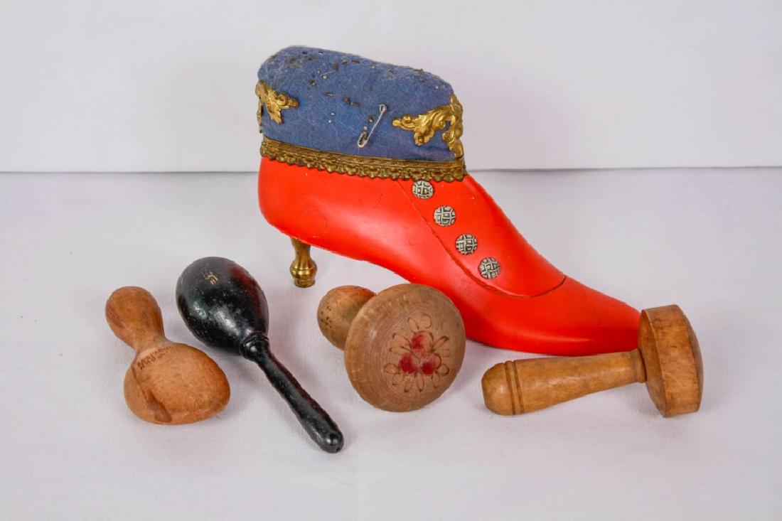 Vintage Shoe Pin Cushion & Darning Eggs: 5 pieces total. Darning eggs, 3.5 - 6 inches long. Shoe pin cushion, 6h x 8.5w inches. Wear to all. #DarningEggs #VintageSewing
