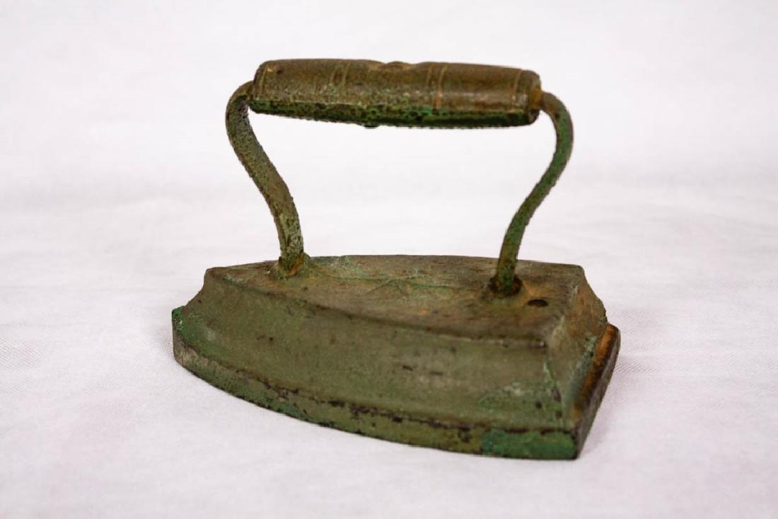 Antique Cast Iron Clothes Iron: 4.5h x 6.5w inches. Wear to paint. #CastIron #AntiqueIron #VintageIron
