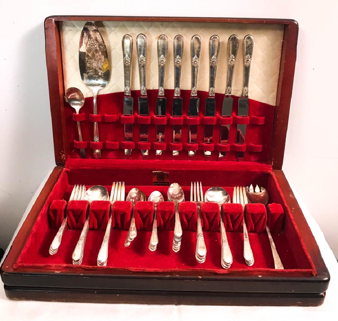 1847 Rogers Bros. Flatware Set: In chest. Including (8) knives, (8) salad forks, (8) dinner forks, (8) soup spoons, (16) teaspoons, pie server, small serving spoon. #RogersBros #Flatware
