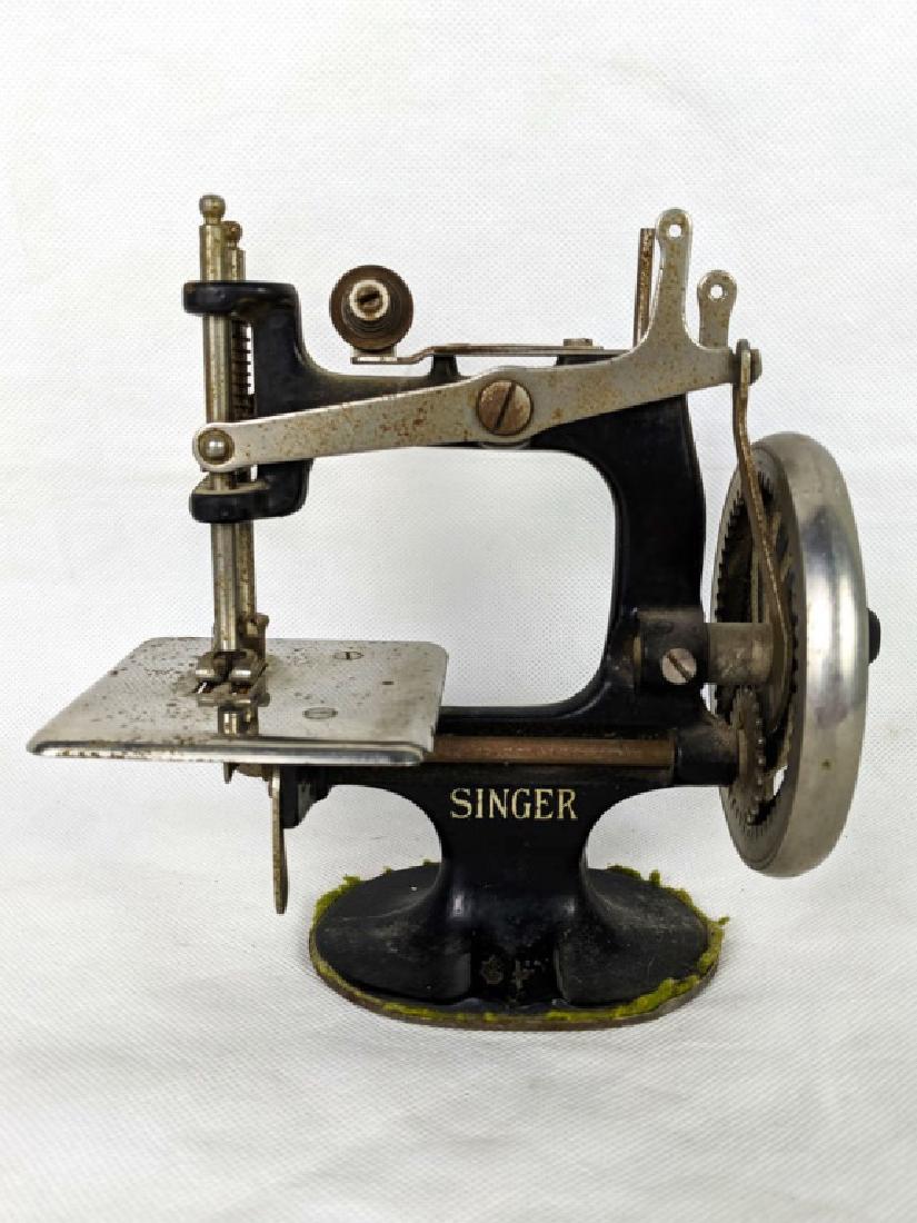 Miniature Singer Sewing Machine (1 of 6)