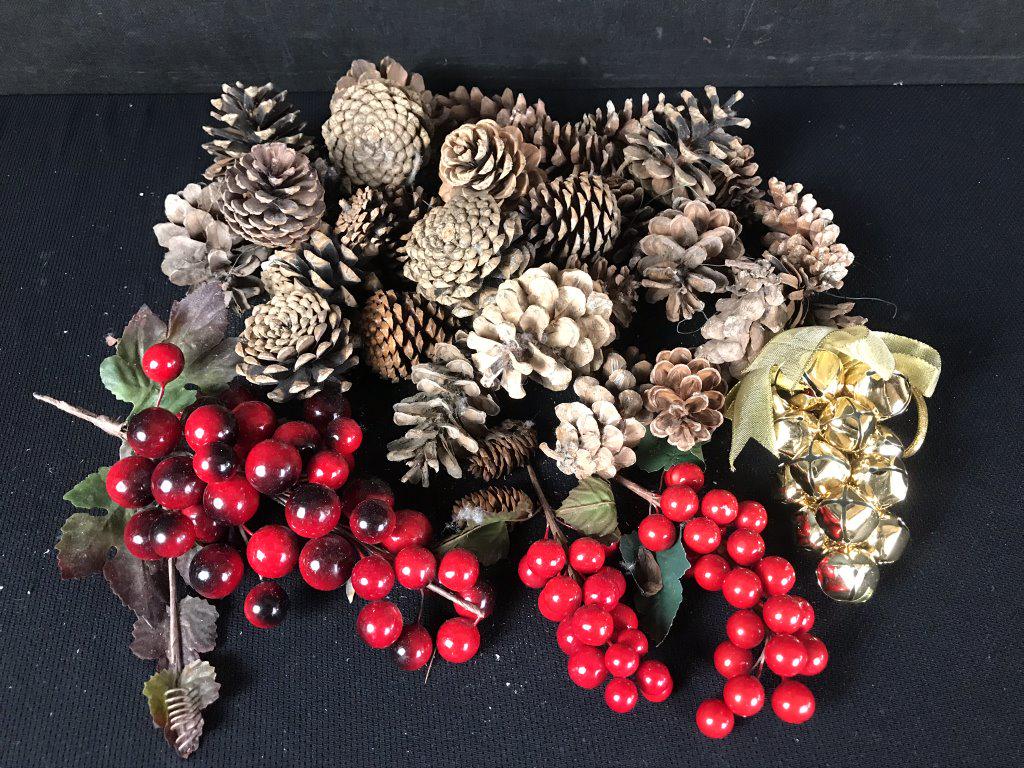 Pine Cones & Decor: 34 Pine Cones