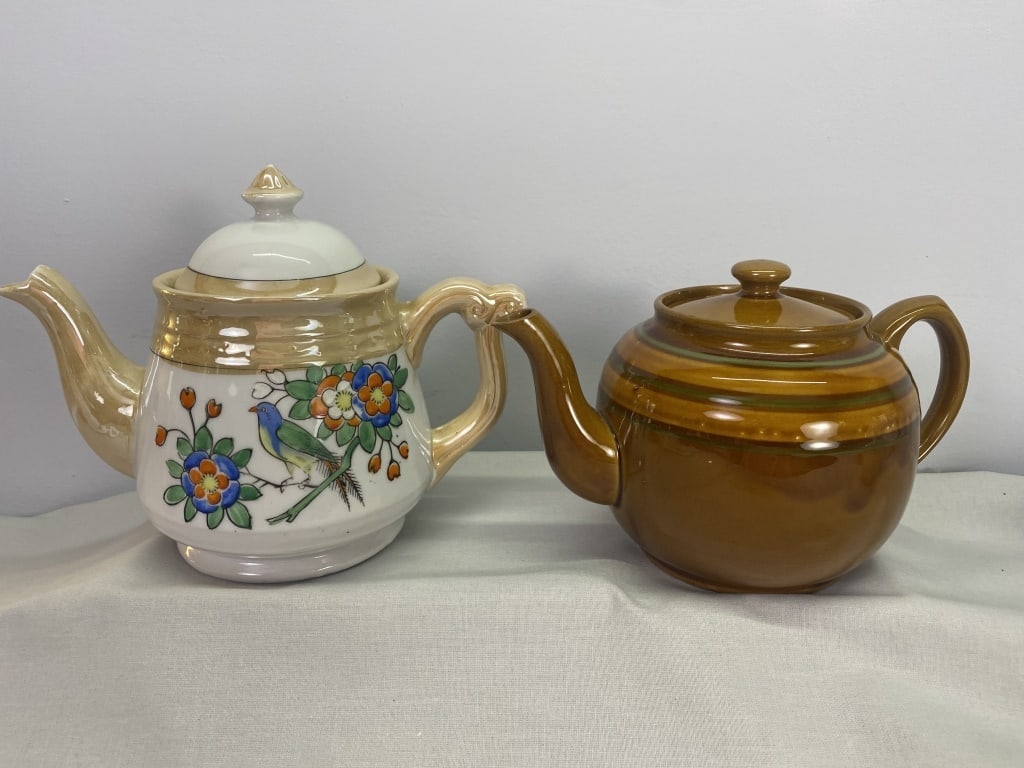 2 Tea Pots (1 of 3)