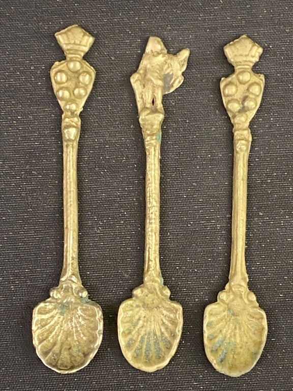 3 Brass Salt Cellar Spoons, Italy: 0.8 oz 2.75" long.