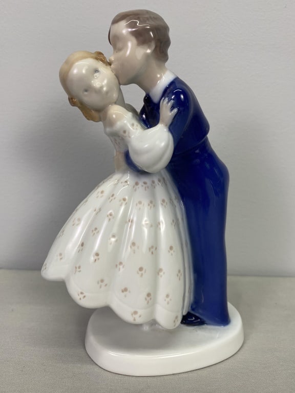 First Kiss Bing & Grondahl: Excellent condition. 7.25"h x 4.5"w x 3"d. 1 lb. 4 oz.