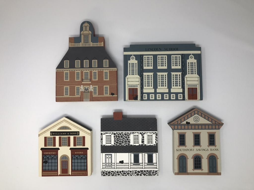 The Cat's Meow Village: The Cat's Meow Village. 5 pieces. Williams and Sons Country Store, Hagerstown Series - Jonathan Hager House, Southport Savings Bank, Williamsburg Series - Governor's Palace, Series VI - Lincoln School