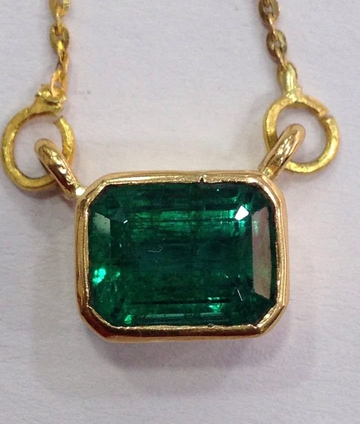 4.90 CT EMERALD 22 KT YELLOW GOLD PENDANT NECKLACE (1 of 14)