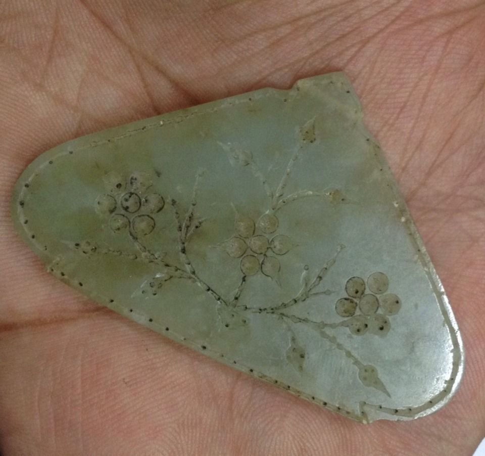 MUGHAL ANTIQUE OLD JADE PENDANT ORIGINAL: Product description -: ANTIQUE Old Jade pendent Jade - original 100% Nephrite Jade Colour -: greenish as seen in photo Jade Quality -: very good old Jade Dimension -: mention in above photo with scale