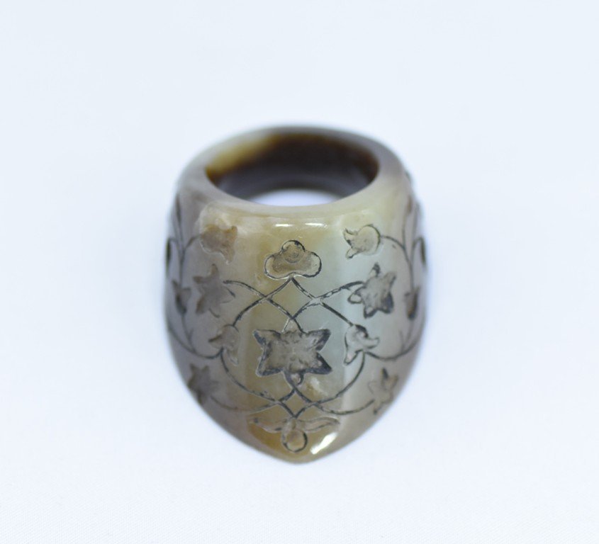 MUGHAL STYLE CARVED JADE ARCHER RING (1 of 6)