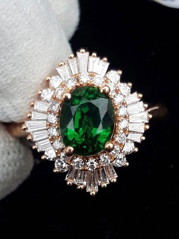 1.55 ct Tsavorite garnet & 0.59ct diamond 14 kt Gold (1 of 2)