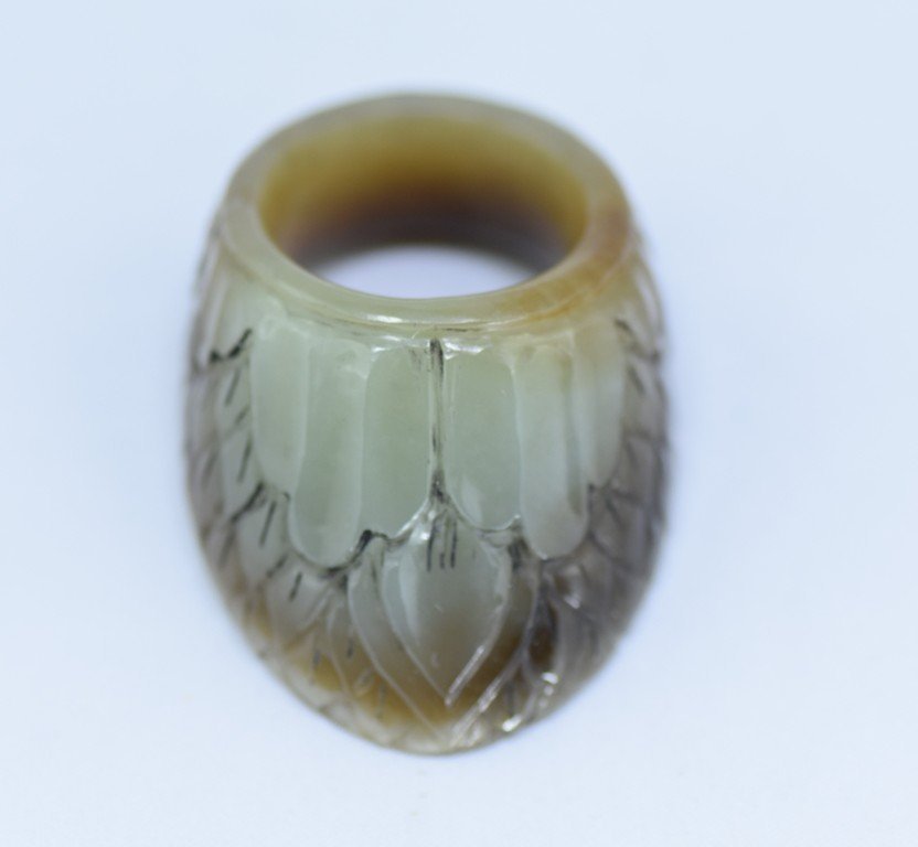 MUGHAL STYLE CARVED JADE ARCHER RING (1 of 6)