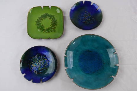 Four Vintage Enamel Ashtrays 1960s - 70s.: Four Vintage Enamel Ashtrays 1960s - 70s. Motown Mansion Collection, 918 West Boston Blvd. Detroit Michigan 48202. Purchased from Berry Gordy. Dimensions: 9" Round, 6" Round, 6" Round, 6.5"