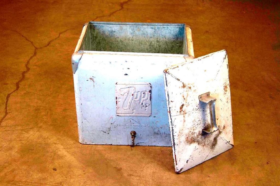 Vintage Progress Refrigerator Co 7Up Cooler (1 of 4)