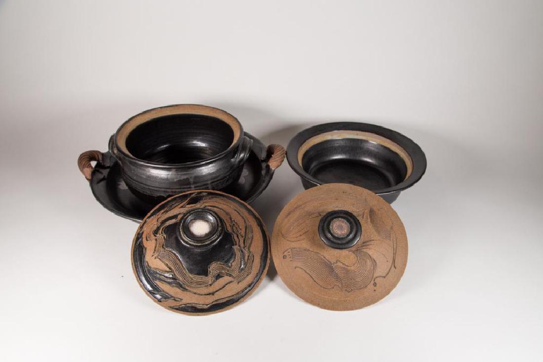 LeSueur Stoneware Baking Dish Three (3) Pc Set: LeSueur stoneware baking dish three (3) pc set. Matching ebony glazed stoneware making dish set. Casserole dish with unglazed lid. Glazed black handle. 9"D x 4"H Cauldron styled pot with black matte g