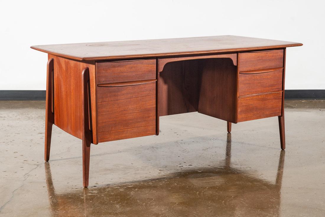 Svend Madsen MCM Desk for Sigurd Hansens: Svend Madsen danish modern teak desk with two tier bookshelf front for Sigurd Hansen's Mobelfabrik, Denmark, 1950's. CREATOR: Svend Madsen (Designer), Sigurd Hansen's (Manufacturer). PLACE OF ORIGIN: