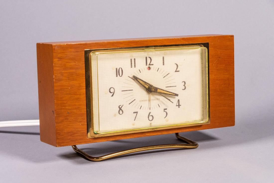 Mid Century Modern General Electric Wood Clock: Mid Century Modern General Electric Wood Clock. MODEL: 7H259. CONDITION: Clock has new wire. SOLD AS-IS. Refer to photos for condition. MEASUREMENTS: H 5in. x W 9in. x D 2in.