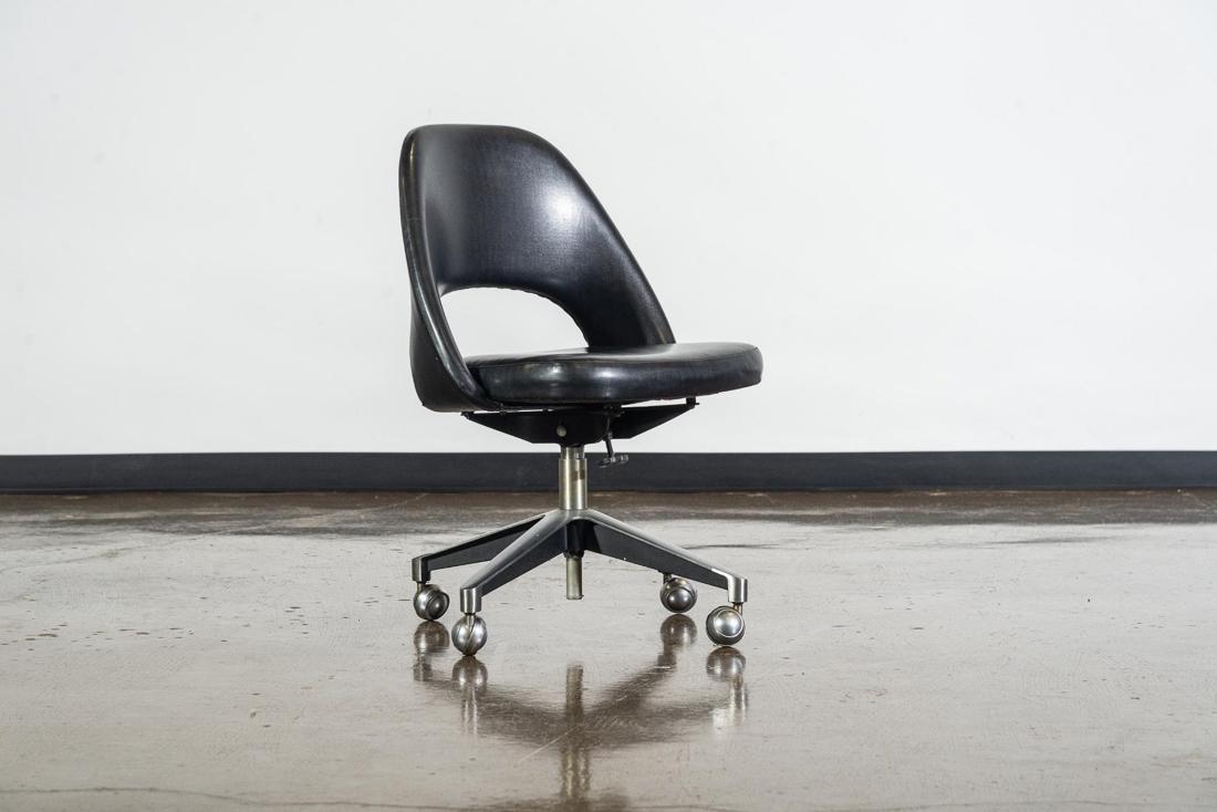 Leather Knoll Executive Swivel Armchair, Eero Saarinen: Classic leather Knoll executive swivel rolling armchair, Eero Saarinen. Nice original black leather, age appropriate wear, some crazing, patina, retains original Knoll label. CREATOR: Knoll (Manufactu