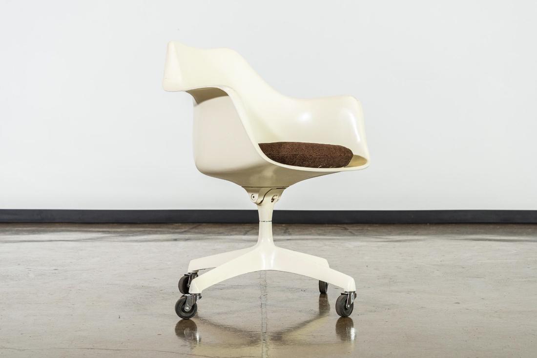Eero Saarinen for Knoll Rare Swivel Arm Chair: Eero Saarinen for Knoll Rare Swivel Arm Chair. CONDITION: Good. Has moderate wear on arms of chair. Refer to photos for condition. MEASUREMENTS: H 32in. x W 25in. x D 28in.