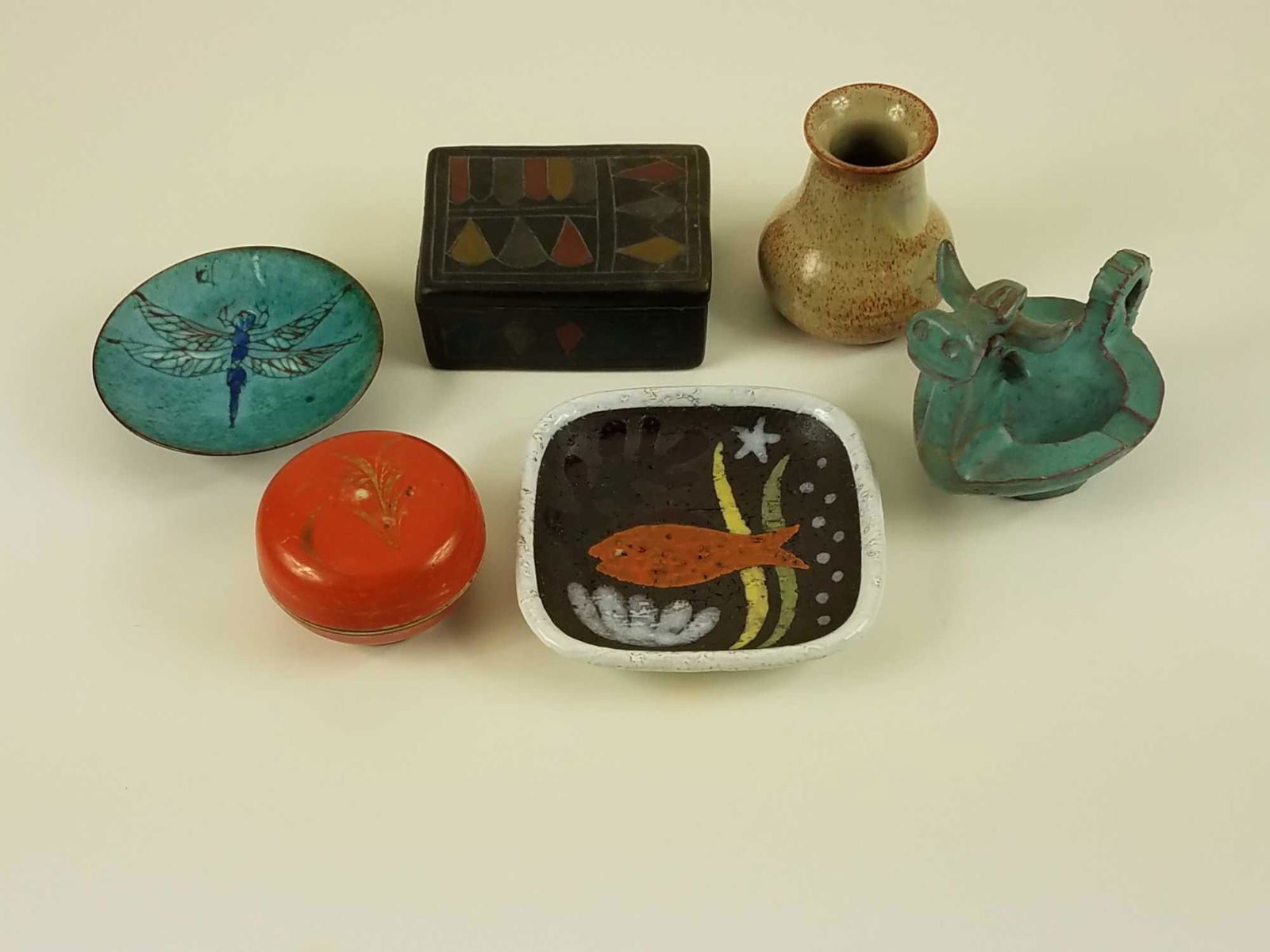 Six (6) Ceramic Pieces: This is a lot of six (6) ceramic pieces. Includes: One (1) small Upsala Ekeby ceramic tray with a fish design painted on it. MEASUREMENTS: 5.25" x 5.25" x 1" CONDITION: Very good. One (1) ceramic horn