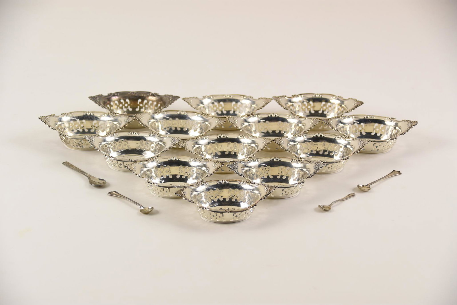 13 Sterling Salt Cellars 4 Spoons: 13 Sterling Silver Salt Cellars 4 SpoonsTotal Weight: 316 Grams