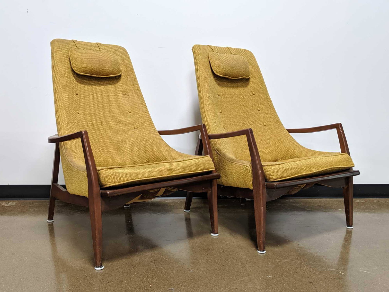 Pair of Mid Century Lounge Chairs: Pair of Mid Century Lounge Chairs. No Markings.In the style of Milo Baughman for Thayer Coggin.Webbing and fabric could be redone