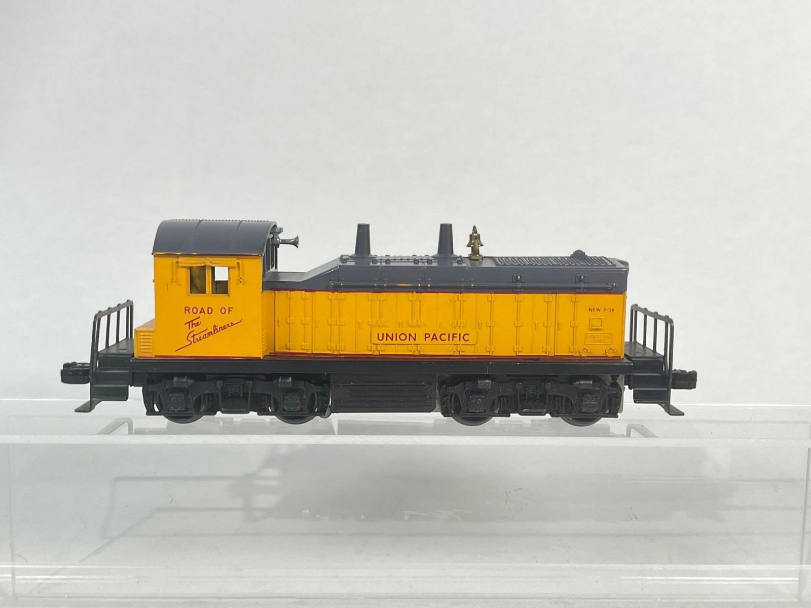 LIONEL NO. 613 - UNION PACIFIC SWITCHER (1 of 8)