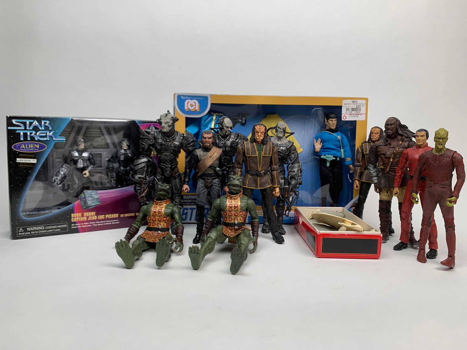 Two Star Trek Playsets and 11 Action Figures (1 of 9)