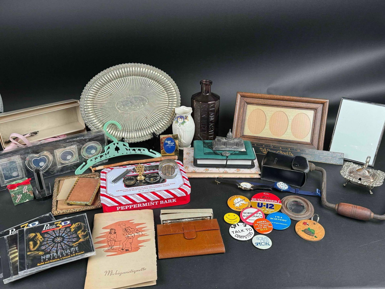 Mixed Box Of Antique/Vintage Items: Mixed lot of antique/vintage items ranging from 19th century-20 dentury items. All are in good condition. Please see photos for additional details. Please note all lots show signs of wear commensurate