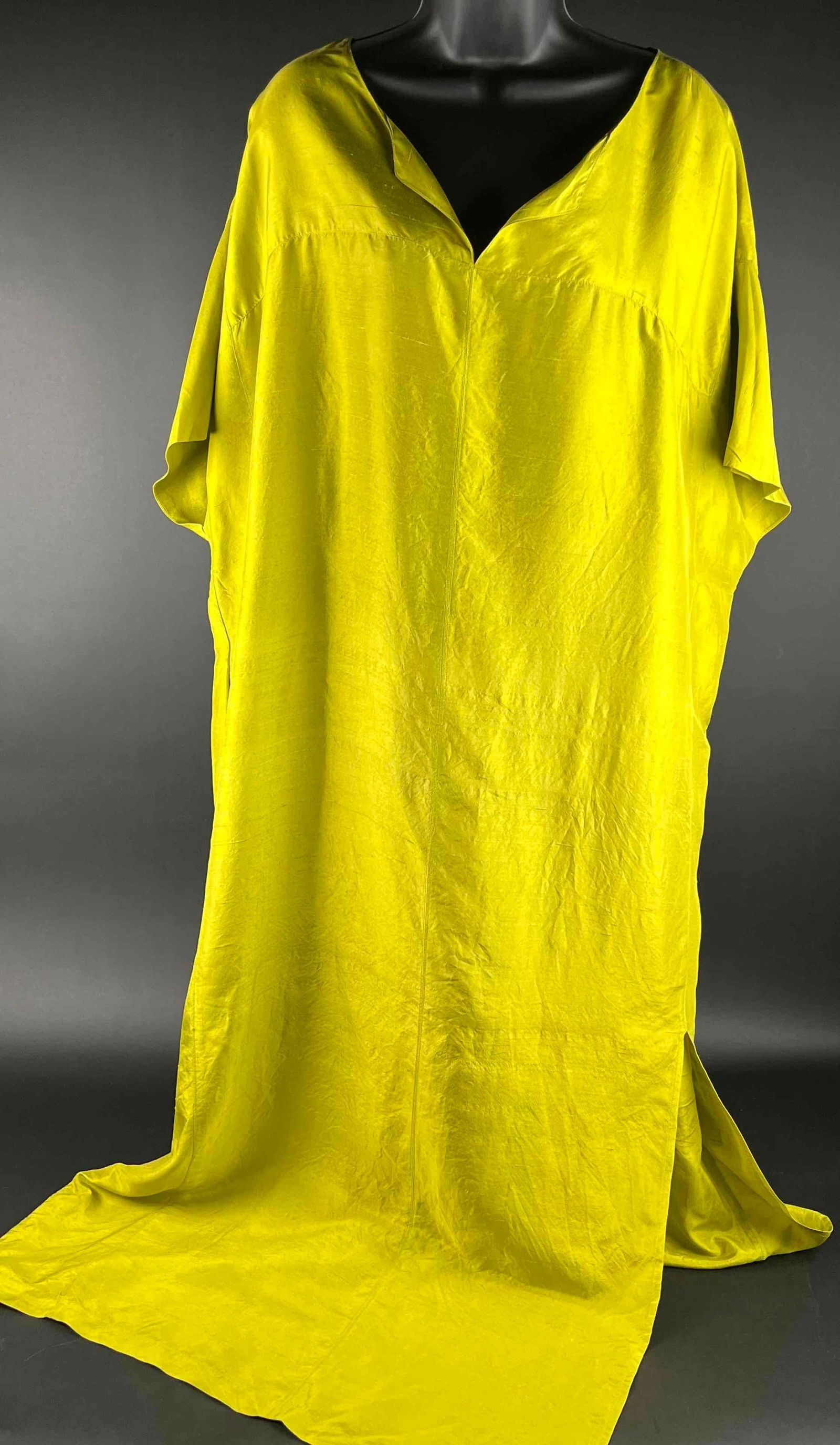 Donna Karan Long Caftan: Long yellow-green caftan dress by Donna Karan. Fabric is 100% silk. Made in Korea. In good condition. Please see photos for additional details. Dimensions: Size M/L in US | Please note all lots show