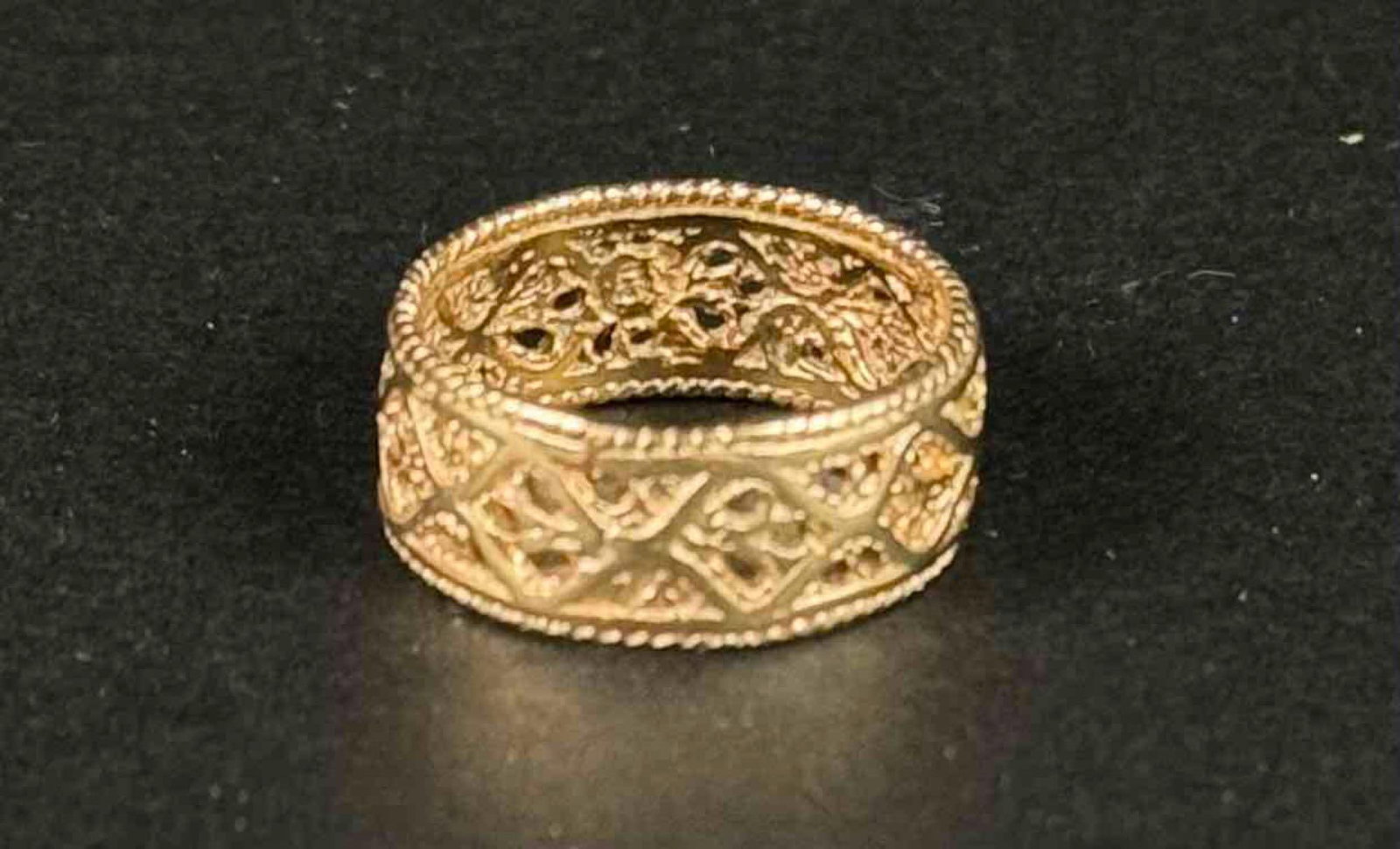 Vintage 14 K Golden Ring: Vintage 14 K golden ring. Ring is size 8 and comes in at a total weight of 4.15 grams. Ring is in excellent condition. Please refer to photos for further details. Please note all lots show signs of we