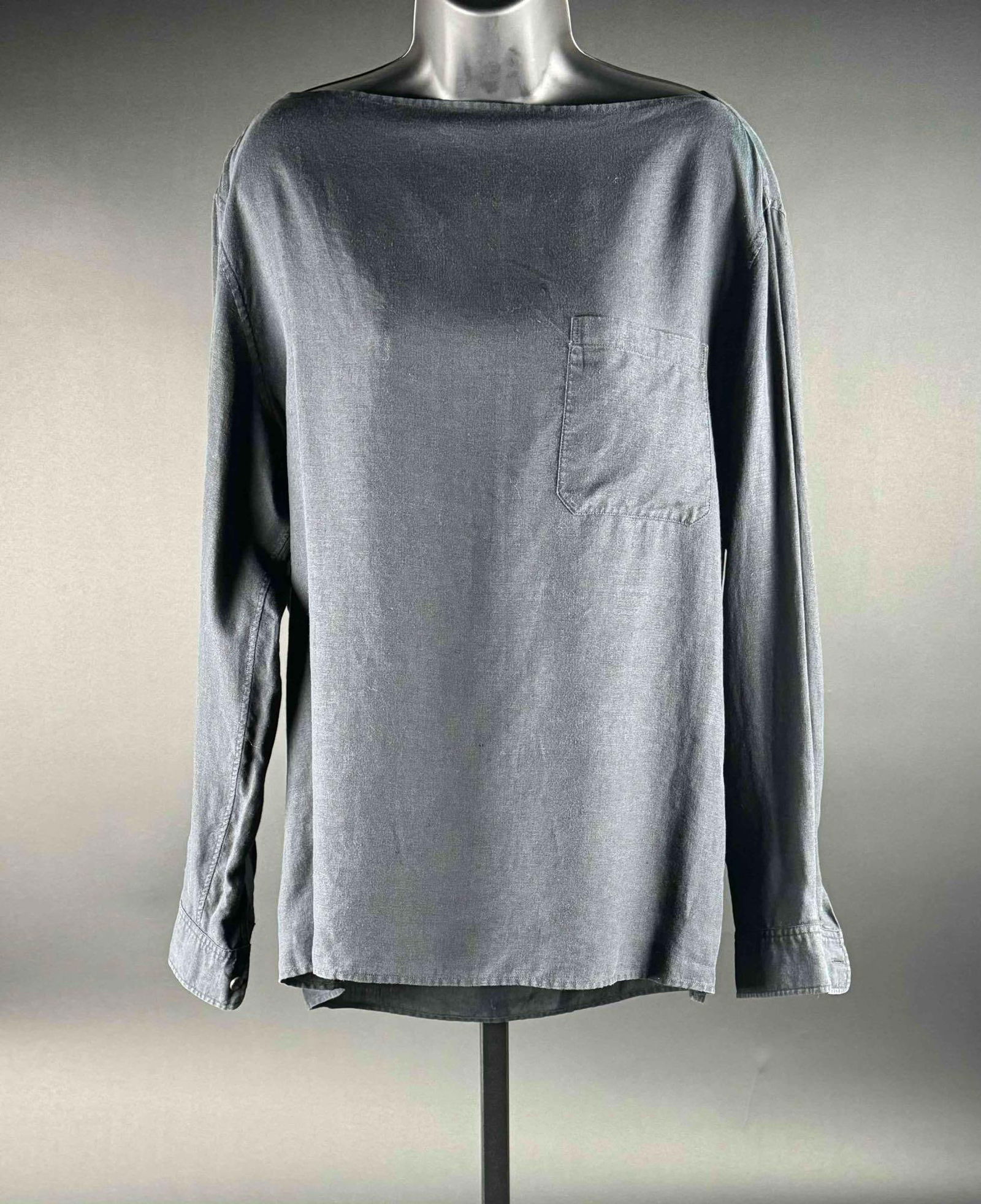 Hermes Boatneck Linen Top: Hermes 100% linen top in black. Made in France. In excellent condition. Please see photos for additional details. Dimensions: Size 42 in FR; Size 10 in US | Please note all lots show signs of wear c