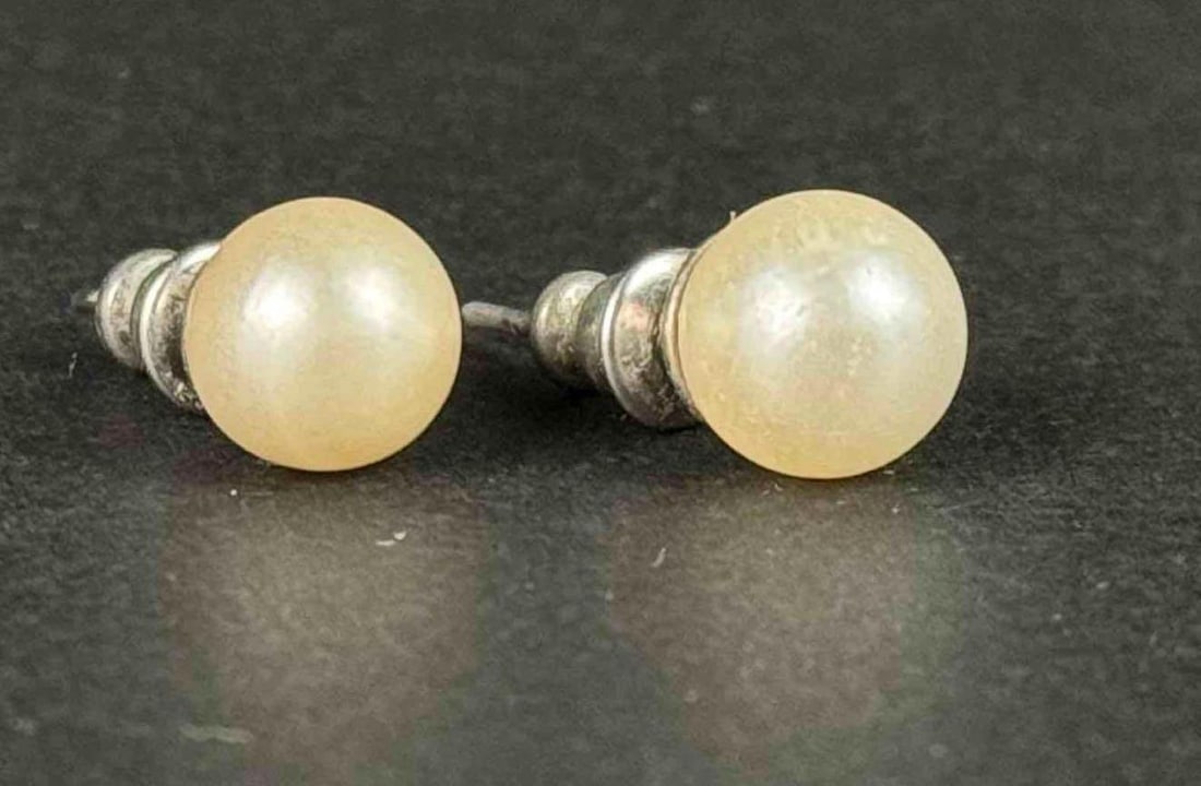 Vintage Cultured Pearl Post Earrings: Vintage pearl earrings. Earrings come in at a weight of 2 grams. Earrings are in excellent condition. Please refer to photos for further details. Dimensions: 5/8" Please note all lots show signs