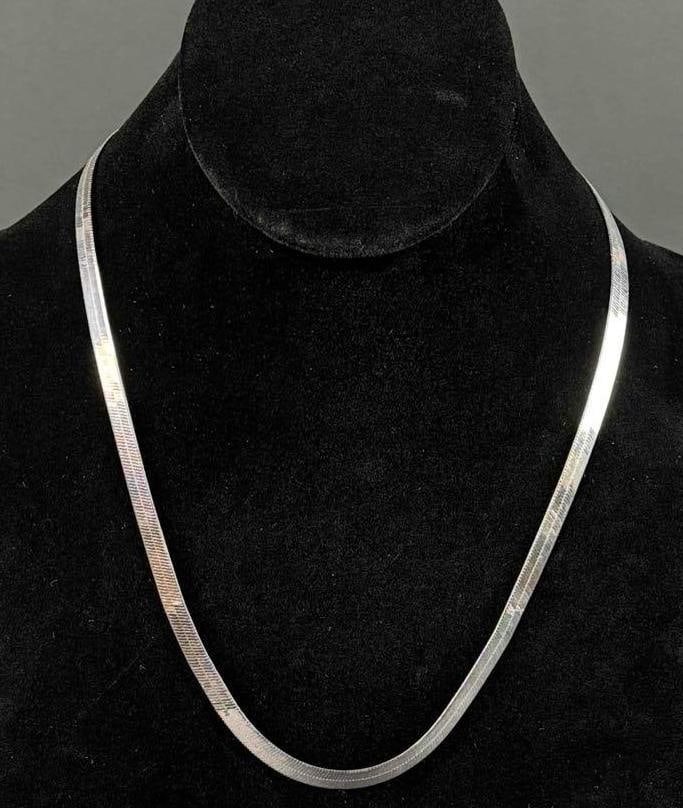 Estate Sterling Silver Omega Chain Necklace: Estate sterling silver omega chain necklace. Necklace weighs 15.00 grams. In excellent condition. Please refer to photos for further details. Dimensions: 19 7/8" Please note all lots show signs of