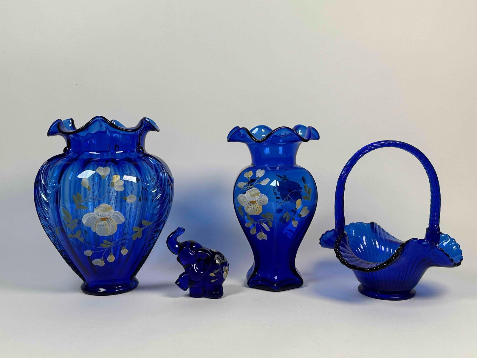 5 Pieces of Golden Flax on Cobalt Blue Fenton Glass: 5 Pieces of Golden Flax on Cobalt Blue Fenton Glass. All pieces are in excellent condition. Please see photos for additional details. Lot includes: Vase - 9" - 2953 K6 Vase (1995 Family Signature Seri