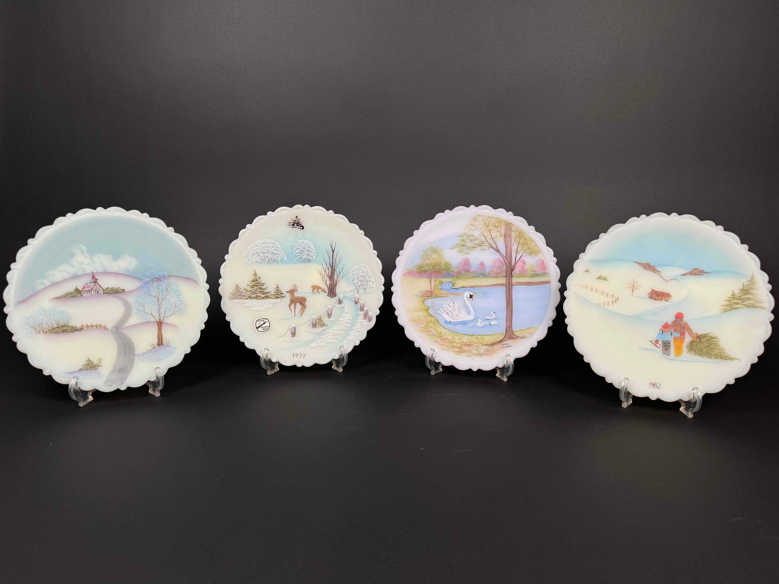 4 Fenton Glass Hand Painted Plates: 4 Fenton Glass hand painted plates. Signatures and markings can be found on back of plates. All are in excellent condition. Please see photos for additional details. Lot includes: 7418 GH - 1980 Chris