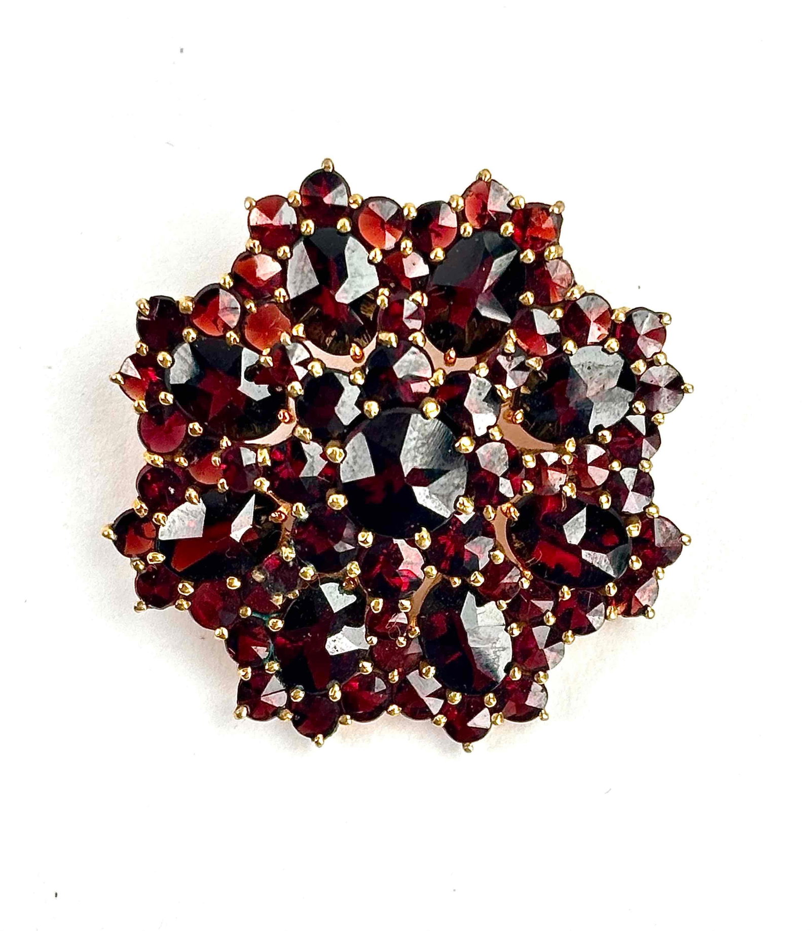 Vintage Garnet Brooch: Vintage Garnet Brooch. Excellent condition. Please see photos for additional details. Dimensions: 1 1/4" Weight: 7.7 grams Please note all lots show signs of wear commensurate with age and use, an