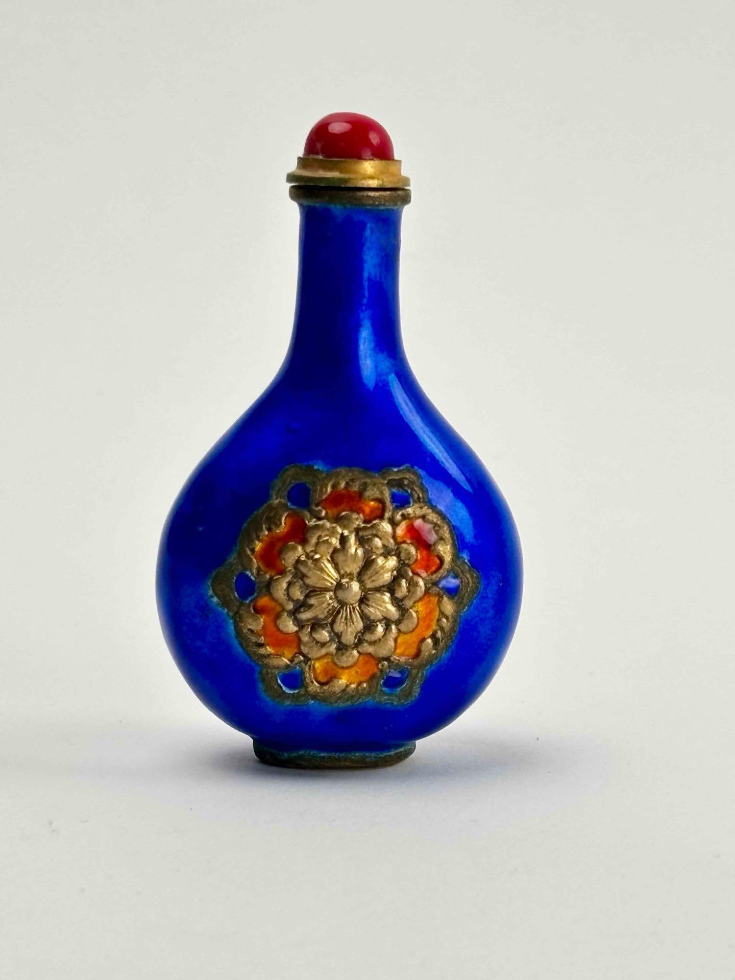 Chinese Enamel and Brass Snuff Bottle: Blue, orange, and red enamel over brass snuff bottle. Good antique condition. Please see photos for additional details. Dimensions: 3.25" x 1.75" Weight: 51.58 g Please note all lots show sign