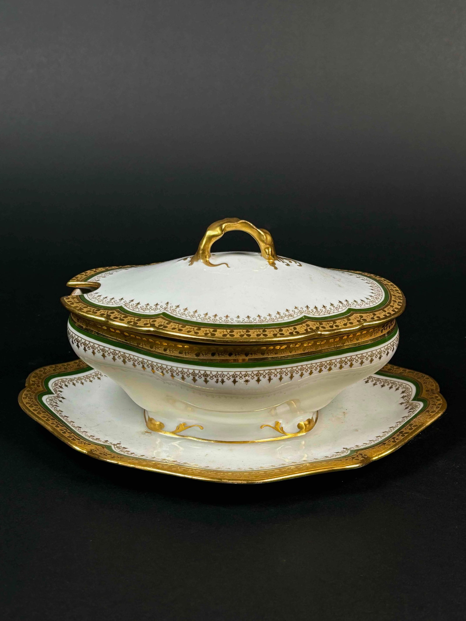 WM Guerrin and Co Gravy Boat (Limoges, France): WM Guerrin covered gravy boat (Limoges, France) Excellent vintage comdition. Appropriate hallmarks are present to underside. Please see photos for additional details. Dimensions: 9" x 6.5" x 5
