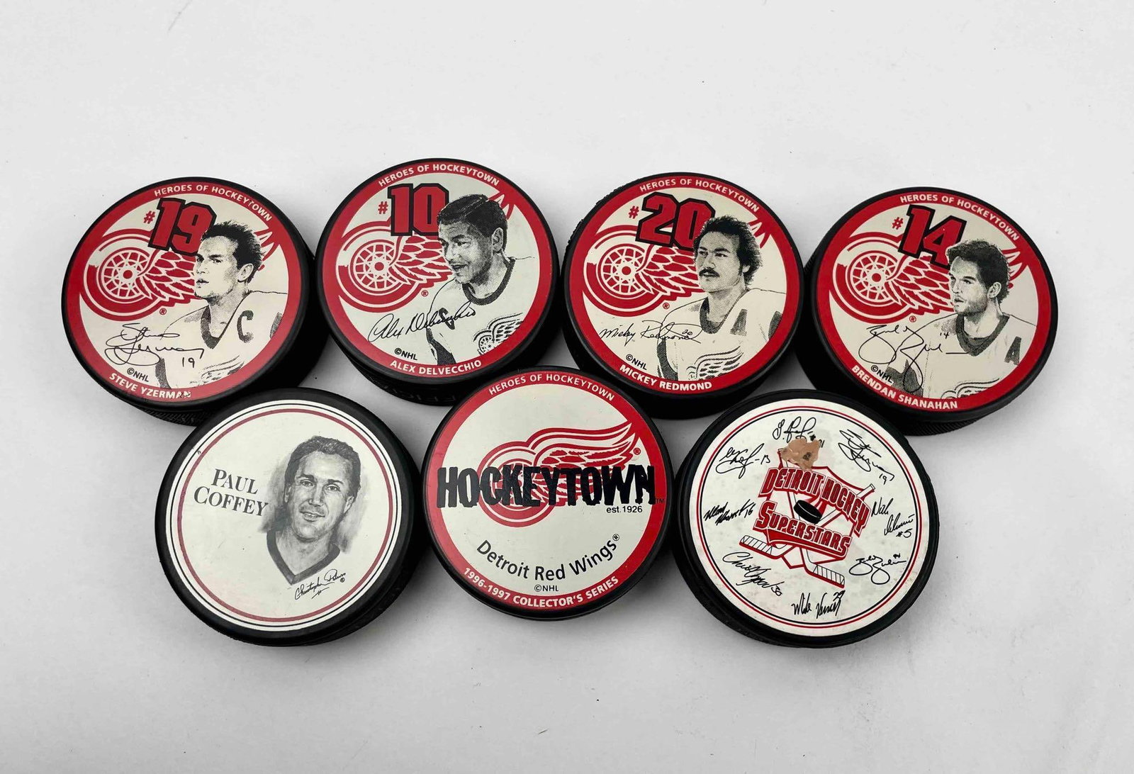 Detroit Red Wings Collectors Series Hockey Pucks (1996-97): Detroit Red Wings Collectors Series Hockey Pucks (1996-97). Features Steve Yzerman, Paul Coffey, Alex Delvecchio, Mickey Redmond, Brendan Shanahan, and more. Please see photos for additional details. 