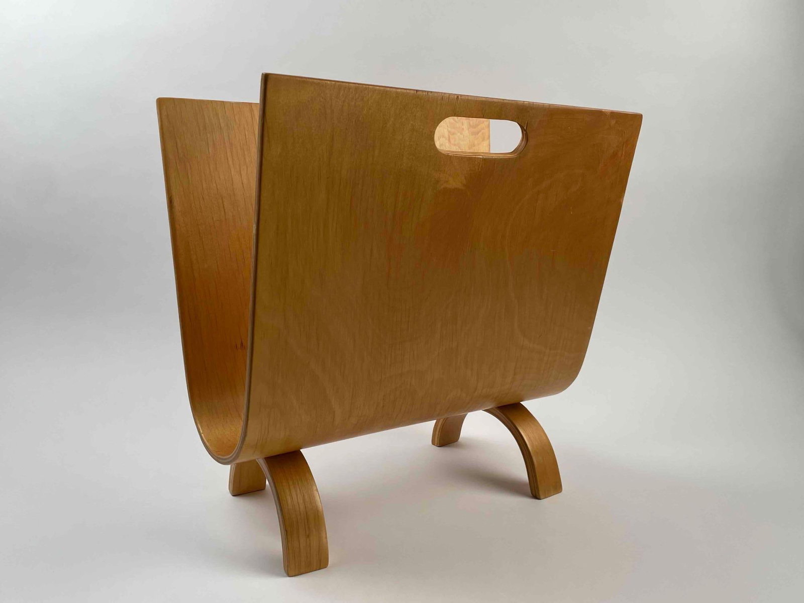 Alvar Aalto Curved Birchwood MCM Magazine Holder: Alvar Aalto curved Birch wood magazine rack. Item is in good condition with minor signs of wear such as small crack in wood near handle. Please see photos for additional details. Dimensions: 16" x 10"