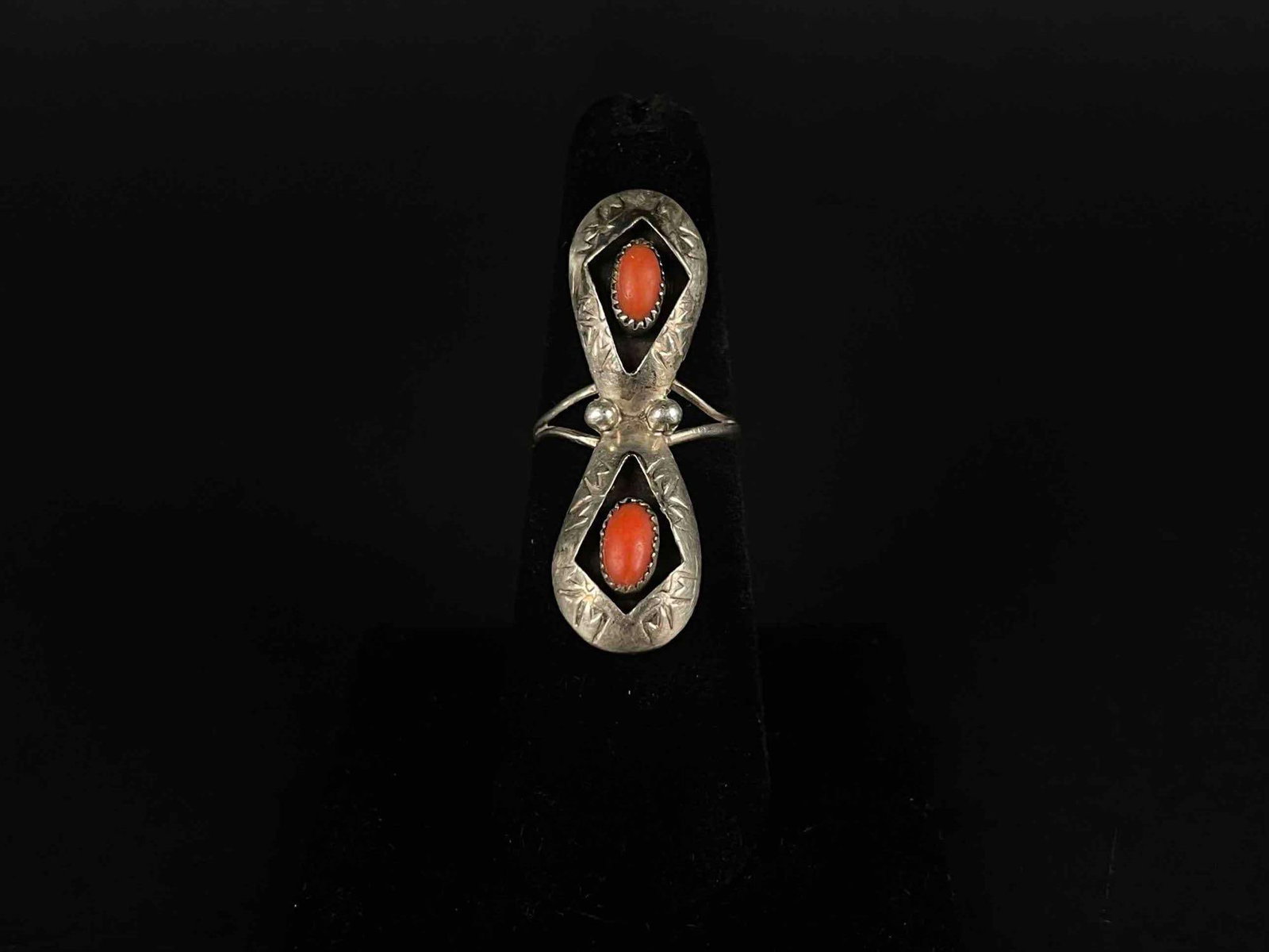 Navajo Sterling Silver and Coral Ring: Sterling silver and coral Navajo ring with engraved detail. In excellent condition. Please see photos for additional details. Ring Size: 6 Weight: 2.7 g Please note all lots show signs of wear commens