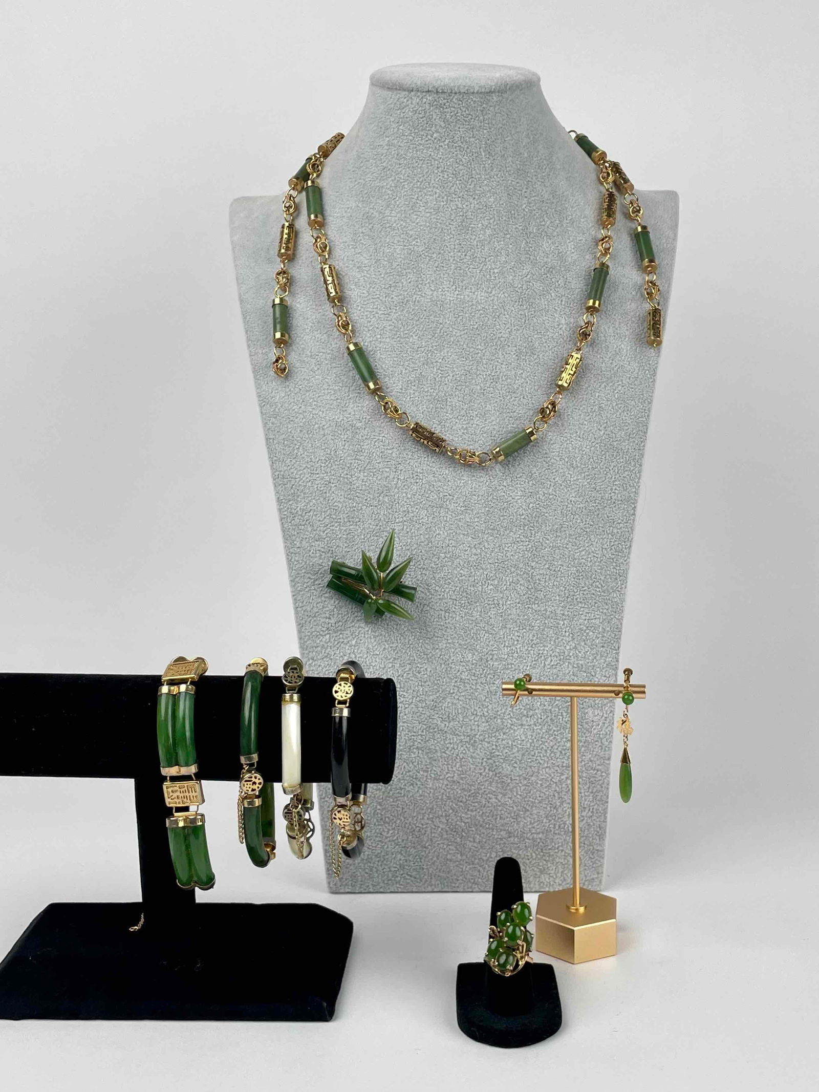 Set of Jade Necklace, Bracelets, Ring, and Brooch (1 of 12)