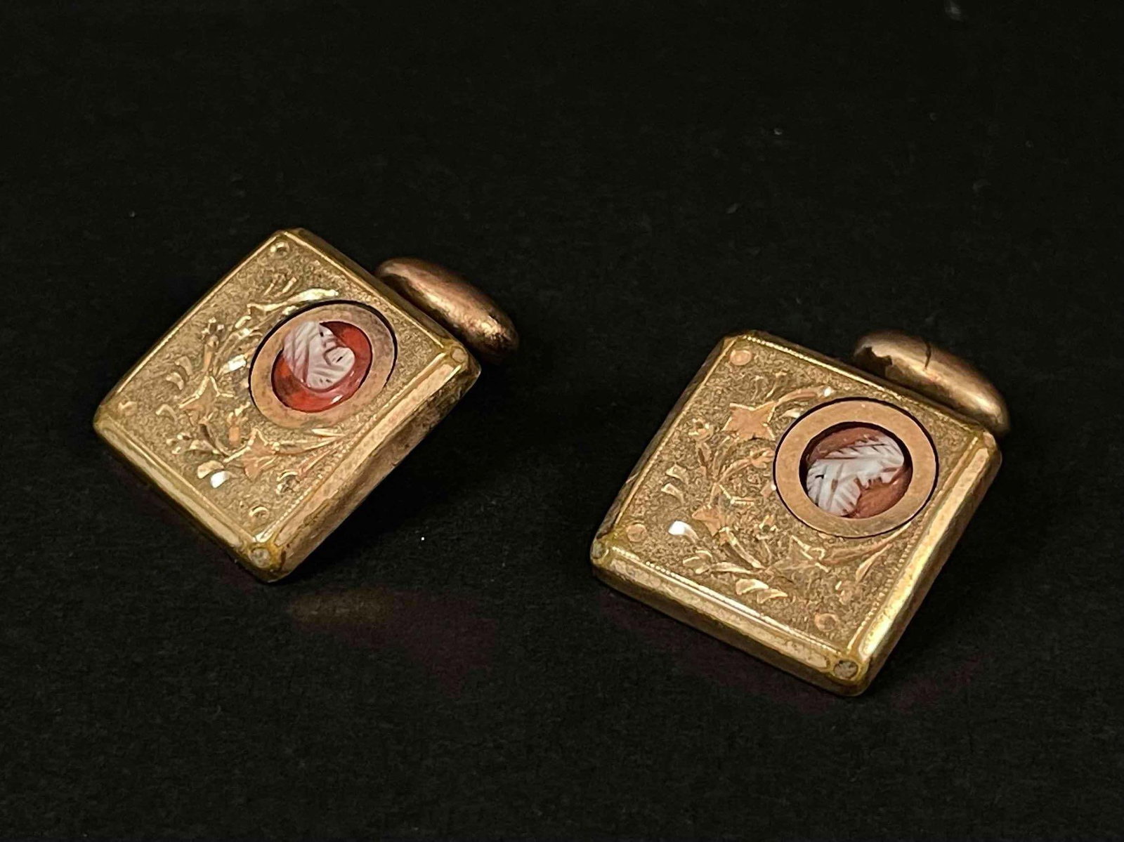 Pair of Victorian Cuff Links with Cameo Detail: Pair of Victorian Cuff Links with Cameo detail. Cameo is carved stone. Cuff links are gold tone with engraved fleur de lis. Excellent antique condition. Please see photos for additional details. Dimen