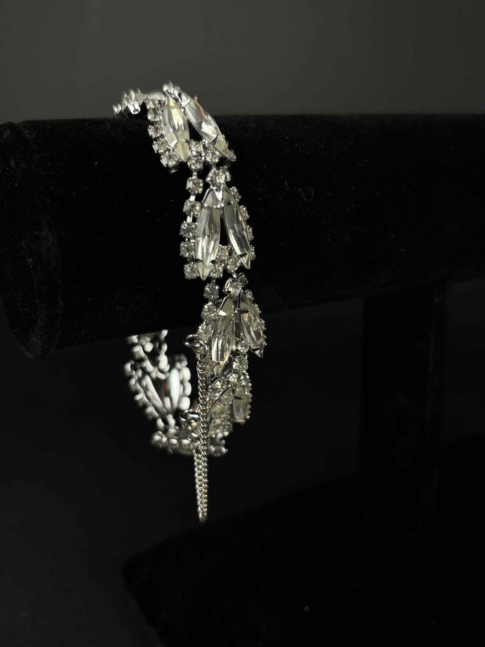 Vintage Weiss Rhinestone Bracelet (1 of 6)