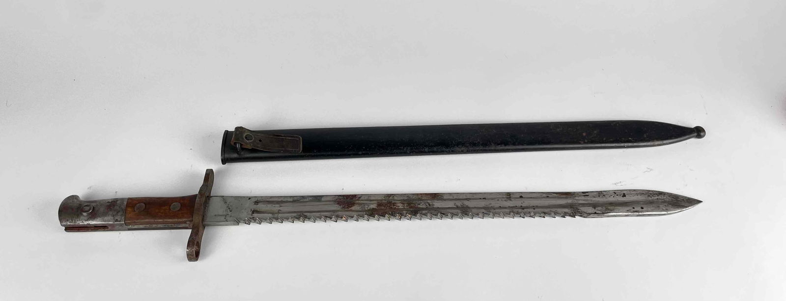 WW1 Sawtooth Bayonet and Scabbard (1 of 11)