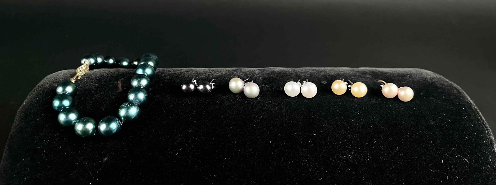 Cultured Freshwater Pearl Bracelet and Earrings (1 of 10)