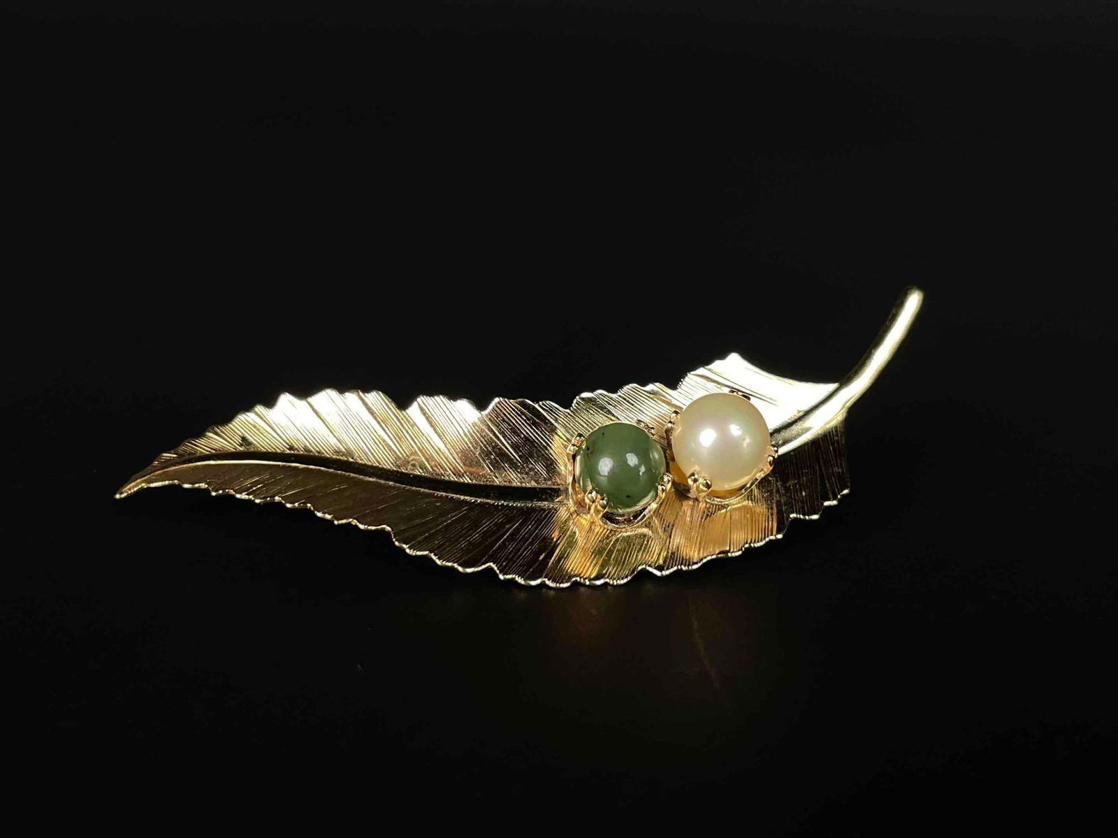18k Gold Plated Pin with Jade and Pearl Accent: 18K gold plated, jade and pearl pin in a leaf shape.Piece has been gold tested. Pin is in excellent condition with little to no signs of wear and use. Please see photos for additional details. Dimensi