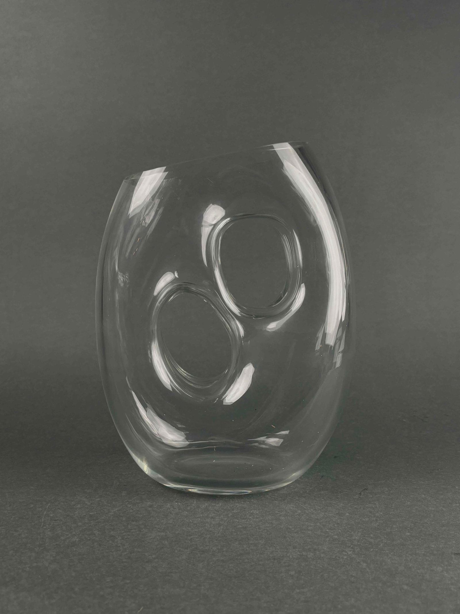 Modern Minimalist Crystal Vase (Poland): Modern crystal vase with circle detail. The "Made in Poland" sticker is intact, yet faded. Minor surface wear is present as pictured. Please see the photos for additional details. Dimensions: 7" x 4.5